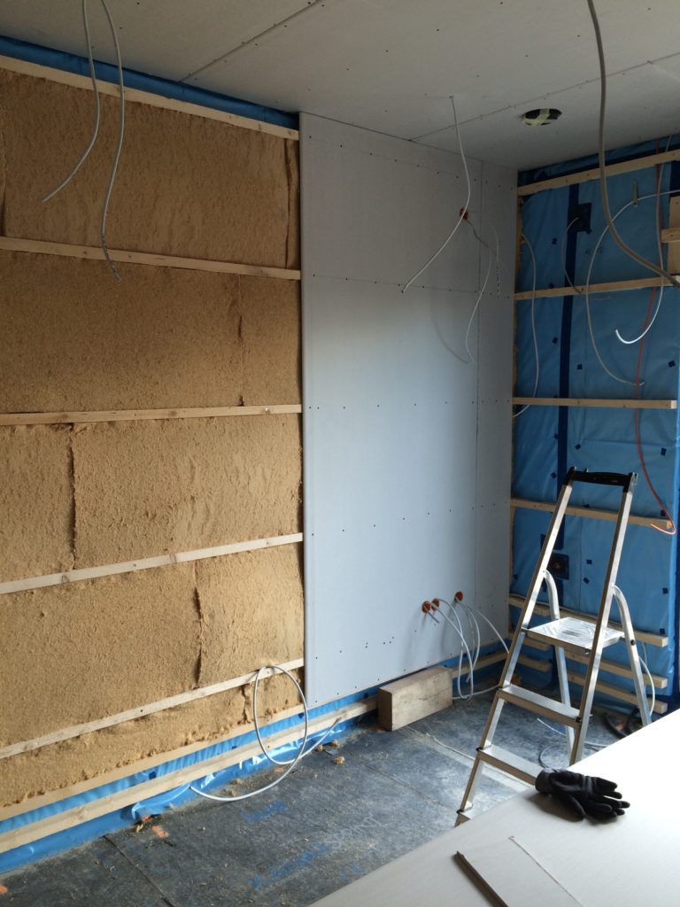 Die gedämmte Installationsebene wird mit Rigipsplatten verschlossen.