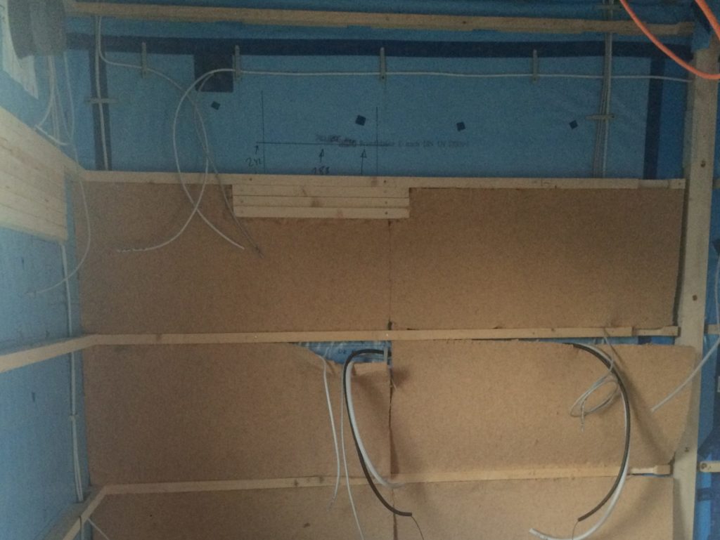 Lattung Installationsebene mit Dämmung und Holzverstärkungen